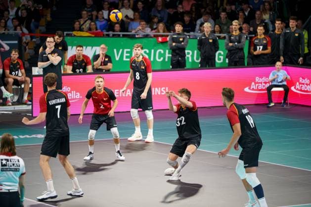 Volleyball Laenderspiel Maenner, Deutschland vs. Italien, 25.05.2025 Theo Mohwinkel (GER, 32) nimmt den Ball nach dem Aufschlag der Italiener an. Volleyball Laenderspiel Maenner, Deutschland vs. Italien, 25.05.2025, BMW Park, Muenchen. Copyright: xBEAUTIFULxSPORTSx Pajonkx