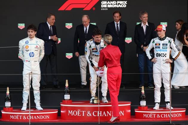 Charlene Lynette Grimaldi, Fuerstin von Monaco ueberreicht die Medaille an Winner, Sieger, Lando Norris (McLaren Formula 1 Team), Rennen, Grosser Preis von Monaco, Motorsport, Herren, Formel 1, 25.05.2025 Monte Carlo Monaco MCO