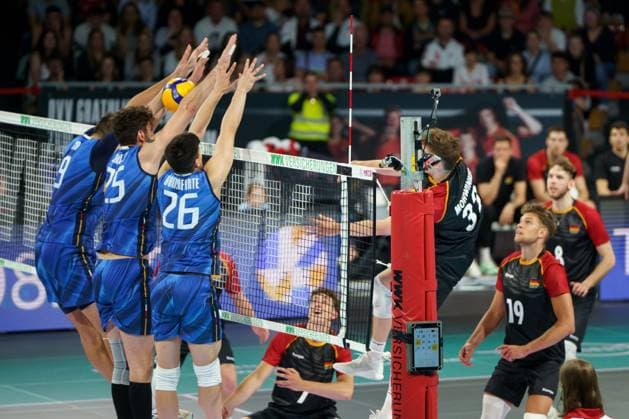 Volleyball Laenderspiel Maenner, Deutschland vs. Italien, 25.05.2025 Francesco Sani (ITA, 9), Giovanni Gargiulo (ITA, 25), Mattia Boninfante (ITA, 26) blocken einen Ball von Theo Mohwinkel (GER, 32) Volleyball Laenderspiel Maenner, Deutschland vs. Italien, 25.05.2025, BMW Park, Muenchen. Copyright: xBEAUTIFULxSPORTSx Pajonkx