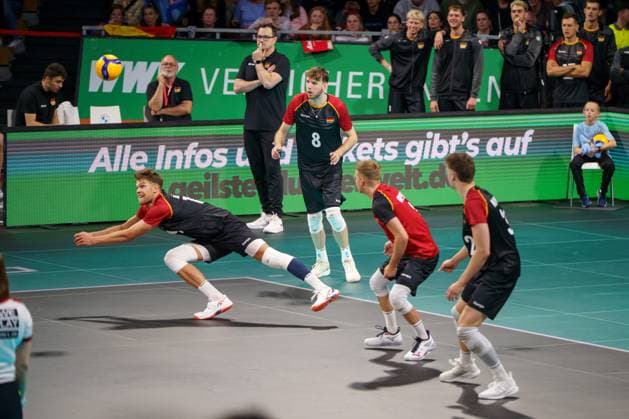 Volleyball Laenderspiel Maenner, Deutschland vs. Italien, 25.05.2025 Erik Roehrs (GER, 19) nimmt einen Aufschlag von den Italienern an Volleyball Laenderspiel Maenner, Deutschland vs. Italien, 25.05.2025, BMW Park, Muenchen. Copyright: xBEAUTIFULxSPORTSx Pajonkx