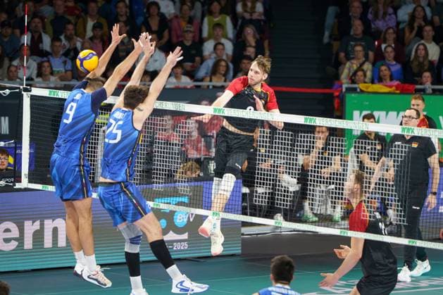 Volleyball Laenderspiel Maenner, Deutschland vs. Italien, 25.05.2025 Francesco Sani (ITA, 9), Giovanni Gargiulo (ITA, 25) blocken einen Ball von Filip John (GER, 8) Volleyball Laenderspiel Maenner, Deutschland vs. Italien, 25.05.2025, BMW Park, Muenchen. Copyright: xBEAUTIFULxSPORTSx Pajonkx
