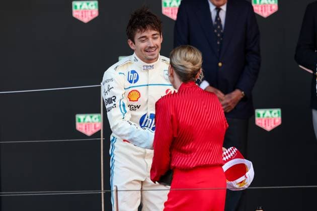 Charlene Lynette Grimaldi, Fuerstin von Monaco ueberreicht uebergibt die Trophaee an 2 Platz Charles Leclerc (Scuderia Ferrari HP), Rennen, Grosser Preis von Monaco, Motorsport, Herren, Formel 1, 25.05.2025 Monte Carlo Monaco MCO