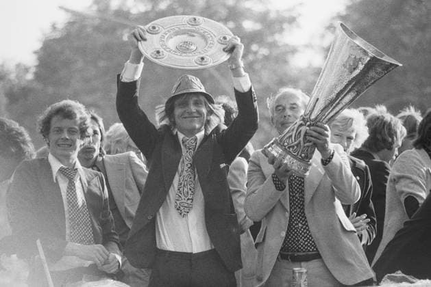 Archivbilder der Woche SPORT KW21 Auf der Triumphfahrt durch die Stadt, Torwart Wolfgang KLEFF (MG, mi.) mit Meister-Schale und Trainer Hennes WEISWEILER (MG, re.) mit UEFA-Cup. Mit im Bild Herbert WIMMER (MG, li.), Freude, Jubel, Lachen. Nach dem Spiel Fussball Bundesliga, 33. Spieltag, Borussia VfL Moenchengladbach (MG) - Eintracht Braunschweig, Endstand 2-0, am 07.06.1975, im Stadion am Boekelberg in Moenchengladbach Deutschland. *** On the triumphal drive through the city, goalkeeper Wolfgang KLEFF MG, mi with Meister Schale and coach Hennes WEISWEILER MG, right with UEFA Cup With in the picture Herbert WIMMER MG, left , joy, jubilation, laughter After the match Soccer Bundesliga, 33 match day, Borussia VfL Moenchengladbach MG Eintracht Braunschweig, final score 2 0, on 07 06 1975, in the stadium at Boekelberg in Moenchengladbach Germany