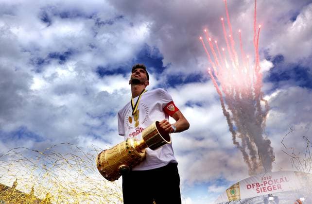 Sport Themen der Woche KW21 Sport Bilder des Tages 25.05.2025, Deutschland, Stuttgart, Fußball Bundesliga, Saison 2024 2025, VfB Stuttgart DFB Pokalsieger 2025, Empfang der Mannschaft auf dem Stuttgarter Schloßplatz, Atakan Karazor auf der Bühne mit Pokal *** 25 05 2025, Germany, Stuttgart, Soccer Bundesliga, Season 2024 2025, VfB Stuttgart DFB Cup Winner 2025, Reception of the team on Stuttgarts Schloßplatz, Atakan Karazor on stage with trophy