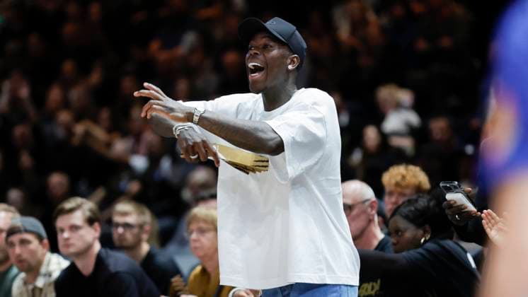 Im Bild: Der deutsche Nationalspieler Dennis Schroeder ist bei seinem Heimatverein zu Besuch und supportet diesen 25.05.2025, Basketball Loewen Braunschweig vs. FIT-One Wuerzburg Baskets, easyCredit BBL-Playoffs, Viertelfinale, Spiel 3, Deutschland, 38100, Volkswagen Halle Braunschweig, Copyright: HMBxMedia xJulienxBecker