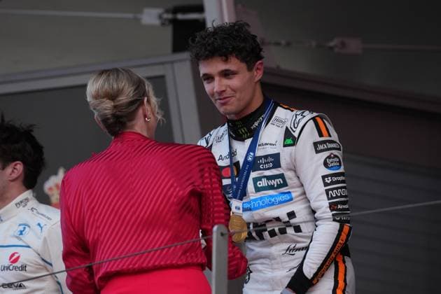 Formel 1 Grand Prix Monaco 2025 25.05.2025, Circuit de Monaco, Monte Carlo, Formel 1 Grand Prix Monaco 2025 ,im Bild Podium: Sieger Lando Norris (GBR), McLaren F1 Team bekommt die FIA Plakette von Charlene Lynette Grimaldi, Fürstin von Monaco