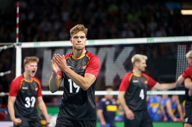Volleyball Laenderspiel Maenner, Deutschland vs. Italien, 25.05.2025 Erik Roehrs (GER, 19) jubelt den Zuschauern zu Volleyball Laenderspiel Maenner, Deutschland vs. Italien, 25.05.2025, BMW Park, Muenchen. Copyright: xBEAUTIFULxSPORTSx Pajonkx