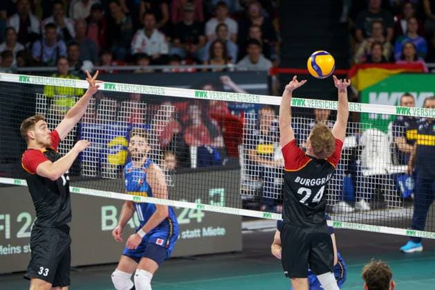 Volleyball Laenderspiel Maenner, Deutschland vs. Italien, 25.05.2025 Simon Torwie (GER, 33), Eric Burggraef (GER, 24) Volleyball Laenderspiel Maenner, Deutschland vs. Italien, 25.05.2025, BMW Park, Muenchen. Copyright: xBEAUTIFULxSPORTSx Pajonkx