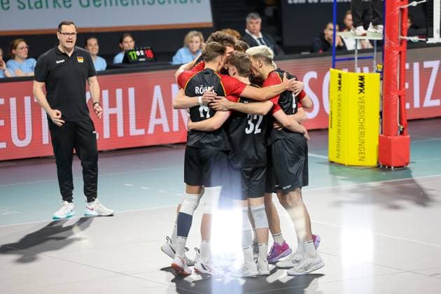 Das deutsche Team bejubelt einen Punktgewinn, mit Thomas Ranner (Deutschland, Cheftrainer), GER, Deutschland vs. Italien, Volleyball, Herren, Laenderspiel, Saison 2024 2025, 25.05.2025, GER, Deutschland vs. Italien, Volleyball, Herren, Laenderspiel, Saison 2024 2025, 25.05.2025 Muenchen Copyright: xEibner-Pressefoto JennixMaulx EP_JML