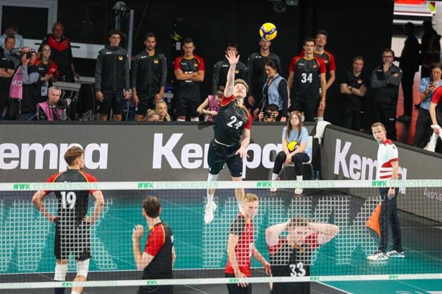 Eric Burggraef (Deutschland, 24) beim Aufschlag, GER, Deutschland vs. Italien, Volleyball, Herren, Laenderspiel, Saison 2024 2025, 25.05.2025, GER, Deutschland vs. Italien, Volleyball, Herren, Laenderspiel, Saison 2024 2025, 25.05.2025 Muenchen Copyright: xEibner-Pressefoto JennixMaulx EP_JML