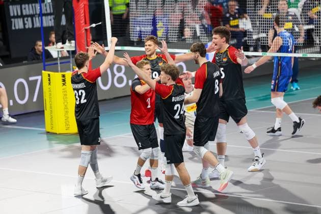 Das deutsche Team bejubelt einen Satzgewinn, GER, Deutschland vs. Italien, Volleyball, Herren, Laenderspiel, Saison 2024 2025, 25.05.2025, GER, Deutschland vs. Italien, Volleyball, Herren, Laenderspiel, Saison 2024 2025, 25.05.2025 Muenchen Copyright: xEibner-Pressefoto JennixMaulx EP_JML