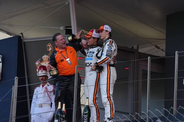 Formel 1 Grand Prix Monaco 2025 25.05.2025, Circuit de Monaco, Monte Carlo, Formel 1 Grand Prix Monaco 2025 ,im Bild Podium: Sieger Lando Norris (GBR), McLaren F1 Team, 3.Platz für Oscar Piastri (AUS), Geschäftsführer Zak Brown (McLaren Formula 1 Team)