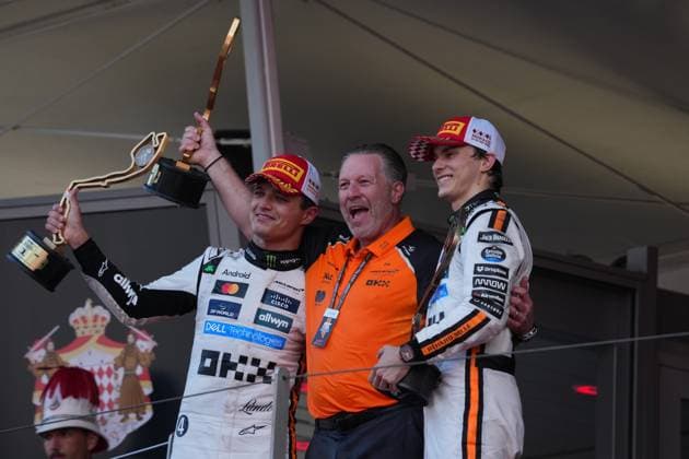 Formel 1 Grand Prix Monaco 2025 25.05.2025, Circuit de Monaco, Monte Carlo, Formel 1 Grand Prix Monaco 2025 ,im Bild Podium: Sieger Lando Norris (GBR), McLaren F1 Team, 3.Platz für Oscar Piastri (AUS), Geschäftsführer Zak Brown (McLaren Formula 1 Team)