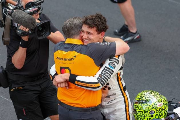 Motorsportmanager und derzeit CEO von McLaren Racing Zak Brown umarmt Lando Norris (McLaren Formula 1 Team) nach seinem Sieg, Rennen, Grosser Preis von Monaco, Motorsport, Herren, Formel 1, 25.05.2025 Monte Carlo Monaco MCO