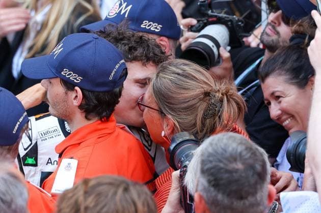 Winner, Sieger, Lando Norris (McLaren Formula 1 Team) kuesst seine Mutter nach dem Sieg, Rennen, Grosser Preis von Monaco, Motorsport, Herren, Formel 1, 25.05.2025 Monte Carlo Monaco MCO