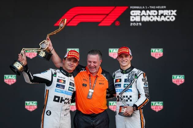 Lando Norris of Great Britain and McLaren, Oscar Piastri of Australia and McLaren and Zak Brown, Chief Executive Officer of McLaren , Race, F1 Monaco Grand Prix, am 25. May 2025 in Monte-Carlo, Monaco. (Foto von Diogo Cardoso DeFodi Images) Lando Norris of Great Britain and McLaren, Oscar Piastri of Australia and McLaren and Zak Brown, Chief Executive Officer of McLaren , Race, F1 Monaco Grand Prix, Monaco on May 25, 2025 in Monte-Carlo, Monaco. (Photo by Diogo Cardoso DeFodi Images)