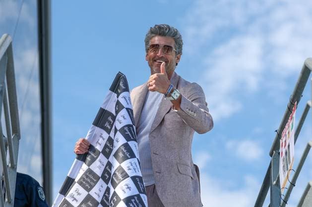 Schauspieler Patrick Dempsey mit der Zielfahne, Rennen, Grosser Preis von Monaco, Motorsport, Herren, Formel 1, 25.05.2025 Monte Carlo Monaco MCO