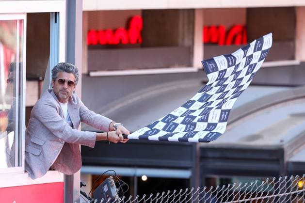 Schauspieler Patrick Dempsey mit der Zielfahne, Rennen, Grosser Preis von Monaco, Motorsport, Herren, Formel 1, 25.05.2025 Monte Carlo Monaco MCO