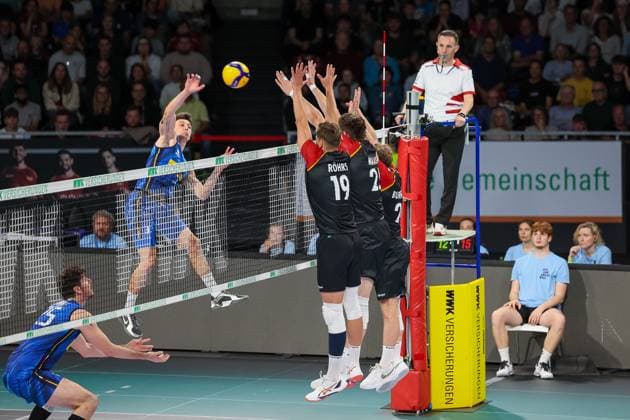 Francesco Recine (Italien, 03) mit Ball am Netz, mit Erik Roehrs (Deutschland, 19), GER, Deutschland vs. Italien, Volleyball, Herren, Laenderspiel, Saison 2024 2025, 25.05.2025, GER, Deutschland vs. Italien, Volleyball, Herren, Laenderspiel, Saison 2024 2025, 25.05.2025 Muenchen Copyright: xEibner-Pressefoto JennixMaulx EP_JML