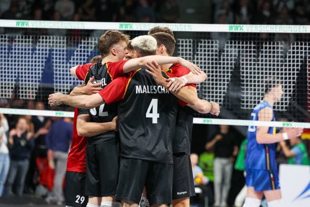 Das deutsche Team bejubelt den Satzgewinn, Theo Mohwinkel (Deutschland, 32) mit Moritz Eckardt (Deutschland, 29) und Erik Roehrs (Deutschland, 19), mit Daniel Malescha (Deutschland, 04), GER, Deutschland vs. Italien, Volleyball, Herren, Laenderspiel, Saison 2024 2025, 25.05.2025, GER, Deutschland vs. Italien, Volleyball, Herren, Laenderspiel, Saison 2024 2025, 25.05.2025 Muenchen Copyright: xEibner-Pressefoto JennixMaulx EP_JML