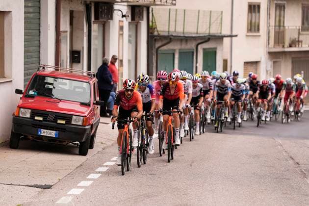 The pack rides during the stage 15 of the Giro dÕItalia from Fiume Veneto to Asiago, Italy and Slovenia- Sunday, May 25, 2025. - cycling.  Copyright: xFabioxFerrari LaPressex