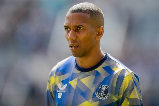 Newcastle United FC v Everton FC - Premier League Ashley Young of Everton FC plays during the Premier League match between Newcastle United and Everton at St. James s Park in Newcastle, on May 25, 2025. Newcastle Tyne and Wear United Kingdom  Copyright: xMIxNewsx originalFilename:fletcher-newcastl250525_np0dK.jpg