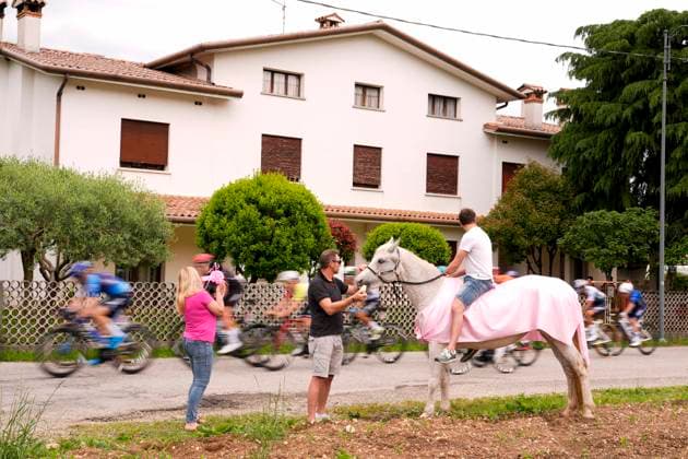 The pack rides during the stage 15 of the Giro dÕItalia from Fiume Veneto to Asiago, Italy and Slovenia- Sunday, May 25, 2025. - cycling.  Copyright: xFabioxFerrari LaPressex