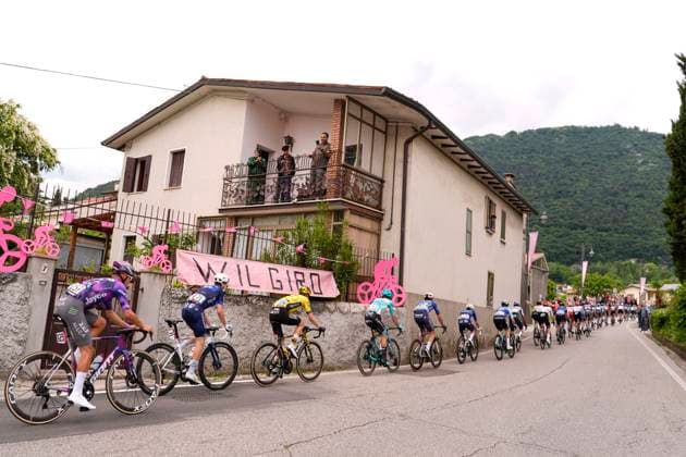 The pack rides during the stage 15 of the Giro dÕItalia from Fiume Veneto to Asiago, Italy and Slovenia- Sunday, May 25, 2025. - cycling.  Copyright: xFabioxFerrari LaPressex