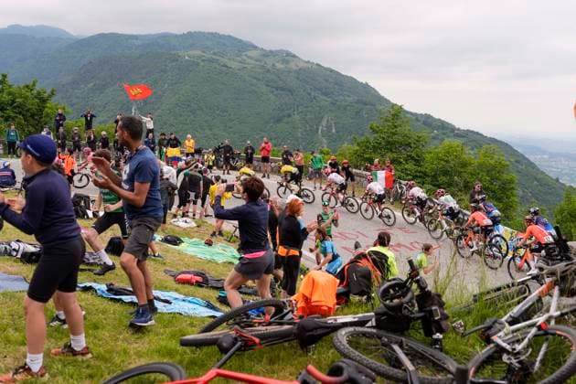 The pack rides during the stage 15 of the Giro dÕItalia from Fiume Veneto to Asiago, Italy and Slovenia- Sunday, May 25, 2025. - cycling.  Copyright: xFabioxFerrari LaPressex