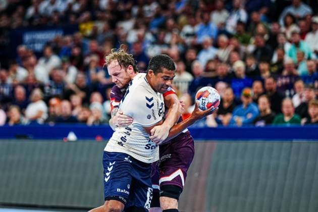 Sport Themen der Woche KW21 Sport Bilder des Tages Valentin Porte (Montpellier Handball, 28), Mads Mensah Larsen (SG Flensburg-Handewitt, 22) GER, Montpellier Handball vs. SG Flensburg-Handewitt, Handball, EHF European League, Finale, Saison 2024 2025, 25.05.2025 GER, Montpellier Handball vs. SG Flensburg-Handewitt, Handball, EHF European League, Finale, Saison 2024 2025, 25.05.2025 Hamburg *** Valentin Porte Montpellier Handball, 28 , Mads Mensah Larsen SG Flensburg Handewitt, 22 GER, Montpellier Handball vs SG Flensburg Handewitt, Handball, EHF European League, Final, Season 2024 2025, 25 05 2025 GER, Montpellier Handball vs SG Flensburg Handewitt, Handball, EHF European League, Final, Season 2024 2025, 25 05 2025 Hamburg Copyright: xEibnerxPressefoto MarcelxvonxFehrnx EP_MFN