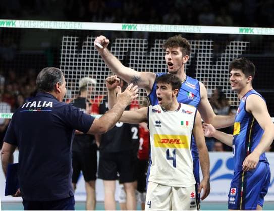 Jubel der italienischen Mannschaft nach dem Sieg He-Volleyball, Laenderspiel Deutschland vs Italien, BMW Park, Muenchen, 25.05.25, Copyright: WolfgangxFehrmann