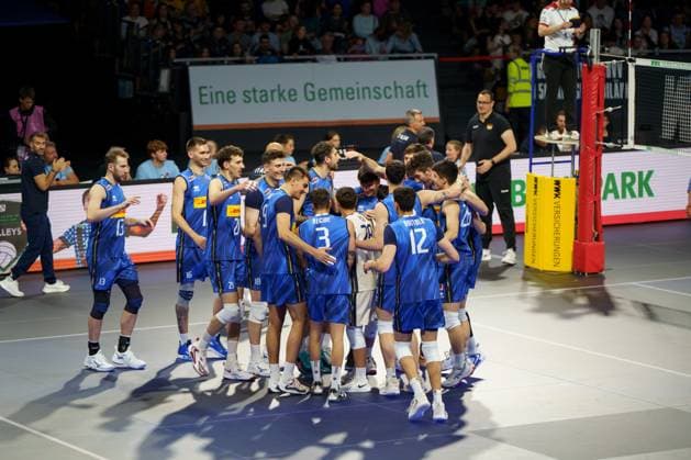 Volleyball Laenderspiel Maenner, Deutschland vs. Italien, 25.05.2025 Die italienischen Spieler jubeln nach dem Sieg gegen Deutschland Volleyball Laenderspiel Maenner, Deutschland vs. Italien, 25.05.2025, BMW Park, Muenchen. Copyright: xBEAUTIFULxSPORTSx Pajonkx