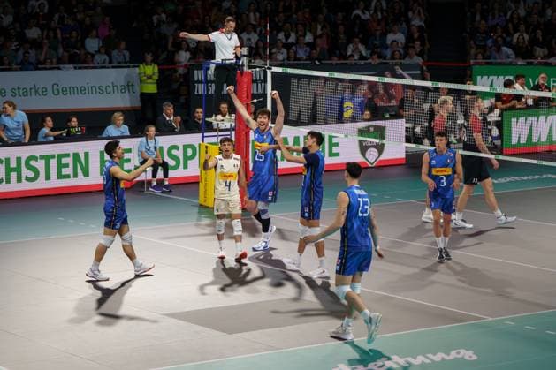 Volleyball Laenderspiel Maenner, Deutschland vs. Italien, 25.05.2025 Die italienischen Spieler jubeln über den 3:2 Sieg über Deutschland. Volleyball Laenderspiel Maenner, Deutschland vs. Italien, 25.05.2025, BMW Park, Muenchen. Copyright: xBEAUTIFULxSPORTSx Pajonkx