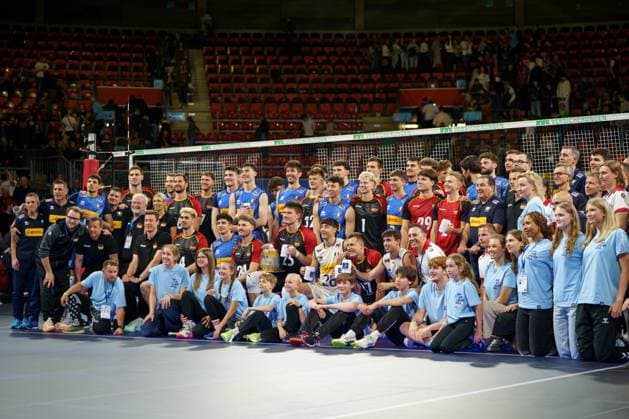 Volleyball Laenderspiel Maenner, Deutschland vs. Italien, 25.05.2025 Die Spieler und das Staff beider Nationalmannschaften bei einem Gruppenbild nach dem Spiel mit den Ballkindern Volleyball Laenderspiel Maenner, Deutschland vs. Italien, 25.05.2025, BMW Park, Muenchen. Copyright: xBEAUTIFULxSPORTSx Pajonkx