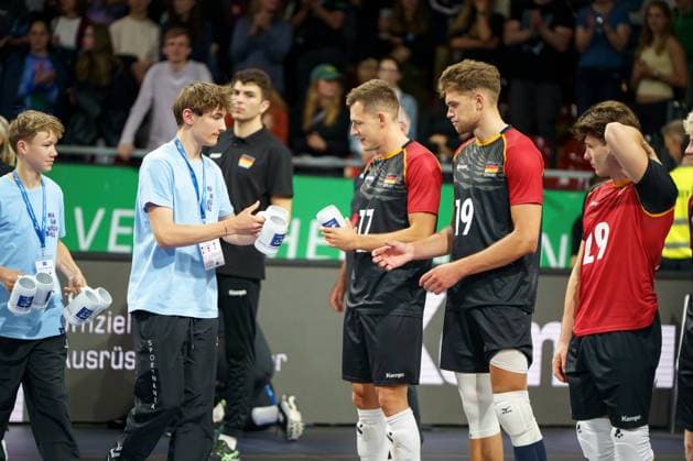 Volleyball Laenderspiel Maenner, Deutschland vs. Italien, 25.05.2025 Die deutschen Spieler erhalten Krüge als Geschenk nach dem Spiel gegen Italien, hier im Fokus Erik Roehrs (GER, 19) Volleyball Laenderspiel Maenner, Deutschland vs. Italien, 25.05.2025, BMW Park, Muenchen. Copyright: xBEAUTIFULxSPORTSx Pajonkx