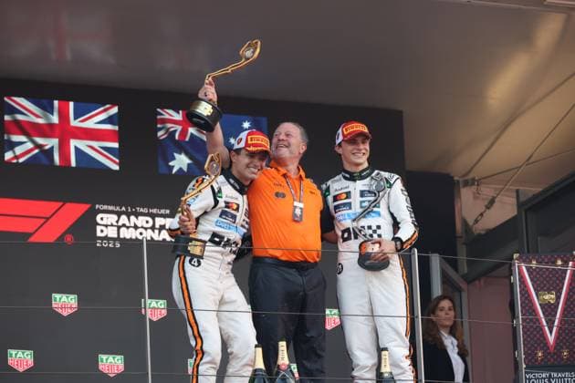 Formel 1 Grand Prix Monaco 2025 25.05.2025, Circuit de Monaco, Monte Carlo, Formel 1 Grand Prix Monaco 2025 ,im Bild Podium: Sieger Lando Norris (GBR), McLaren F1 Team, 3.Platz für Oscar Piastri (AUS), Geschäftsführer Zak Brown (McLaren Formula 1 Team)