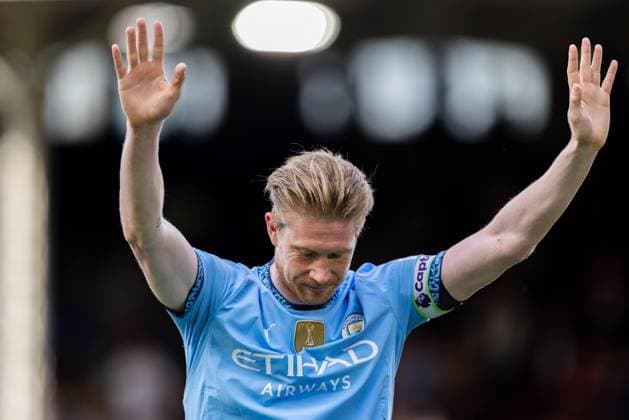 Sport Themen der Woche KW21 Sport Bilder des Tages Fulham FC v Manchester City FC Kevin De Bruyne (17) of Manchester City says goodbye to the Manchester City fans, supporters with Erling Haaland (9) of Manchester City after the Fulham FC v Manchester City FC English Premier League match at Craven Cottage, London, England, United Kingdom on 25 May 2025 Credit: Ian Stephen Every Second Media Editorial use only. All images are copyright Every Second Media Limited. No images may be reproduced without prior permission. All rights reserved. Premier League and Football League images are subject to licensing agreements with Football DataCo Limited. see https: www.football-dataco.com Copyright: xIMAGO EveryxSecondxMediax ESM-1496-0078 IanxStephenx xEveryxSecondxMediax