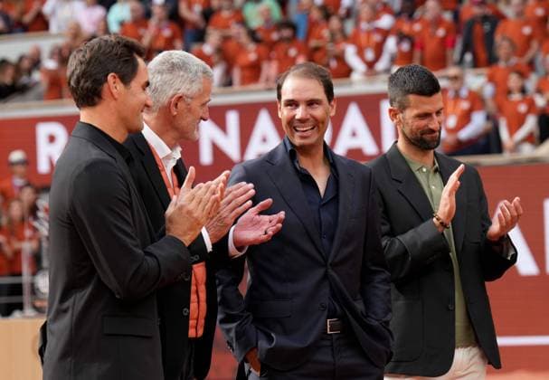 Tennis, French Open, Rafael Nadal wird mit Abschiedszeremonie geehrt TENNIS - French Open 2025 PARIS,FRANCE,25.MAY.25 - TENNIS - ATP, Tennis Herren World Tour, French Open, Roland Garros, Grand Slam. Image shows Roger Federer (SUI), Gilles Moretton (FFT), Rafael Nadal (ESP), Novak Djokovic (SRB).  GEPAxpictures xMichaelxRiedler
