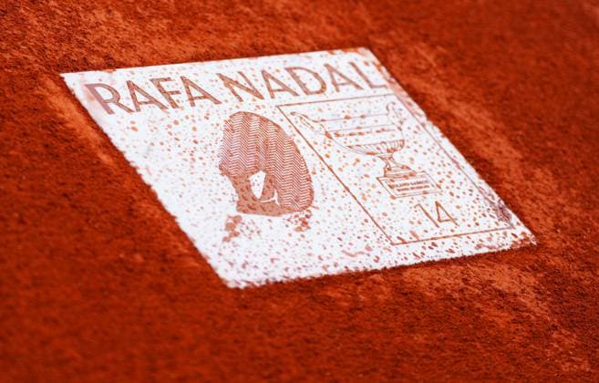 Sport Bilder des Tages The permanent tile on the floor in honour of Rafa Nadal revealed during the ceremony in his honour on the clay of Philippe Chtrier Court French Open Tennis, Day One, Tennis, Roland Garros, Paris, France - 25 May 2025 EDITORIAL USE ONLY No use with unauthorised audio, video, data, fixture lists, club league logos or live services. Online in-match use limited to 120 images, no video emulation. No use in betting, games or single club league player publications.  Copyright: xJavierxGarcia Shutterstockx 15314618dq