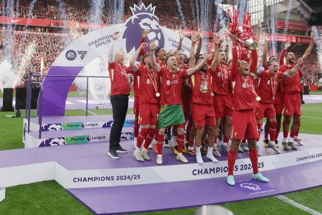 Sport Themen der Woche KW21 Sport Bilder des Tages Virgil van Dijk of Liverpool lifts the Premier League trophy as Liverpool are crowned champions for the 2024-2025 season Liverpool v Crystal Palace, Premier League, Football, Anfield, Liverpool, UK - 25 May 2025 EDITORIAL USE ONLY No use with unauthorised audio, video, data, fixture lists, club league logos or live services. Online in-match use limited to 120 images, no video emulation. No use in betting, games or single club league player publications.  Copyright: xPaulxGreenwood Shutterstockx 15316427x