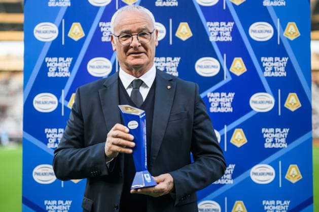 Fußball, AS Rom, Trainer Claudio Ranieri erhält Fairplay-Preis Roma™ coach Claudio Ranieri poses with Philadelphia Fair Play Moment of the Season award prior to the Serie A soccer match between Torino and Roma at Olimpico Grande Torino stadium in Turin, Italy - Sunday, 25 May 2025 - Soccer ( Foto Nicolo Campo LaPresse)  Copyright: xNicoloxCampo LaPressex