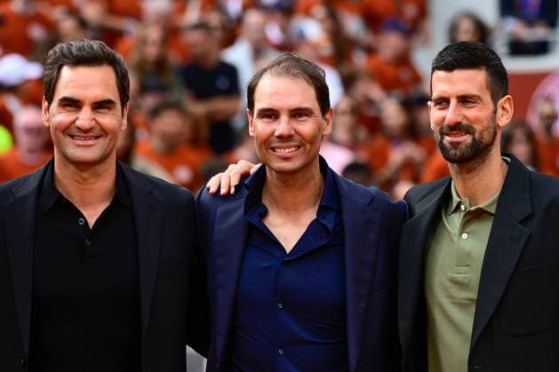 Sport Themen der Woche KW21 Sport Bilder des Tages TENNIS : Hommage a Rafael Nadal - Roland Garros 2025 - 25 05 2025 Roger Federer ( Swiss ) and Novak Djokovic ( Serbia ) attend the tribute to Rafael Nadal ( Spain ) during the 2025 French Open at Roland Garros on May 25, 2025 in Paris, France. ( Photo Dante Badano PSNewz ) - ParisFrance  Copyright: xx