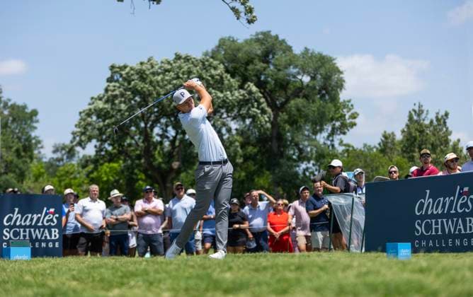 May 25, 2025, Fort Worth, Tx, USA: FORT WORTH, TX - MAY 25, 2025 - Ben Griffin hits his tee shot on 3 during the final round of the 2025 Charles Schwab Challenge PGA, Golf Herren at Colonial Country Club in Fort Worth, Texas. Fort Worth USA - ZUMAsc5_ 20250525_zaf_sc5_011 Copyright: xErichxSchlegelx
