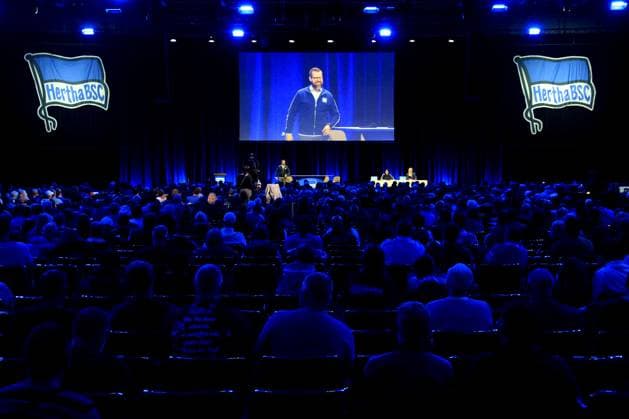 DEU, DFL, 2. FBL, Hertha BSC, Mitgliederversammlung, 25.05.2025, Messe Berlin, Berlin, DEU, DFL, 2. FBL, Hertha BSC, Mitgliederversammlung, im Bild Praesident Fabian Drescher (Hertha BSC Berlin), Mitglieder, Hallenuebersicht DFL - regulations prohibit any use of Photographs as image sequences and or quasi-video