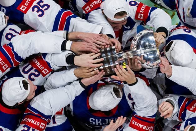 Sport Themen der Woche KW21 Sport Bilder des Tages 250525 Players of USA celebrate with the trophy after winning the 2025 IIHF Ice hockey, Eishockey World Championship, WM, Weltmeisterschaft final between Switzerland and USA on May 25, 2025 in Stockholm. Photo: Joel Marklund BILDBYRAN kod JM JM0697 bbeng ishockey ice hockey ishockey-vm 2025 vm 2025 iihf world championship final switzerland schweiz usa jubel *** 250525 Players of USA celebrate with the trophy after winning the 2025 IIHF Ice Hockey World Championship final between Switzerland and USA on May 25, 2025 in Stockholm Photo Joel Marklund BILDBYRAN kod JM JM0697 bbeng ishockey ice hockey ishockey vm 2025 vm 2025 iihf world championship final switzerland schweiz usa jubel  Copyright: JOELxMARKLUND BB250525JM141