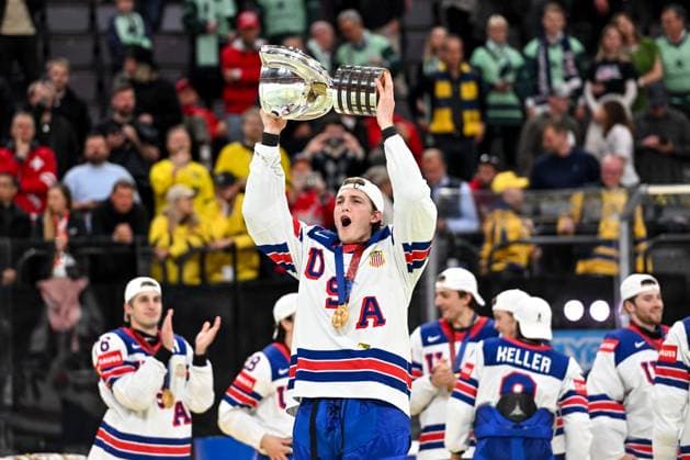 Sport Themen der Woche KW21 Sport Bilder des Tages STOCKHOLM, SWEDEN - MAY 25: Tage Thompson of United States celebrate winning the gold medal during the 2025 Ice hockey, Eishockey World Championship, WM, Weltmeisterschaft gold medal dispute match between Switzerland and USA at Avicii Arena on May 25, 2025 in Stockholm, Sweden. Stockholm Avicii Arena Sweden *** STOCKHOLM, SWEDEN MAY 25 Days Thompson of United States celebrate winning the gold medal during the 2025 Ice Hockey World Championship gold medal dispute match between Switzerland and USA at Avicii Arena on May 25, 2025 in Stockholm, Sweden Stockholm Avicii Arena Sweden Copyright: xJustPictures.ch AndreaxBrancax jp-en-EuSpIm-AB_25052025_AAB_1998
