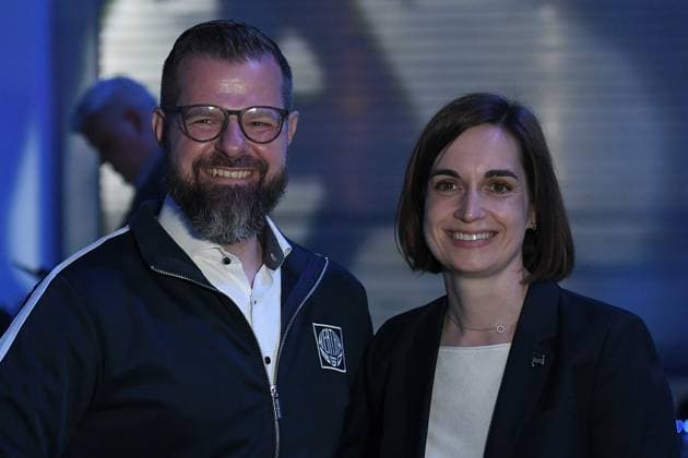 Fußball 2. Bundesliga Mitgliederversammlung des Hertha B.S.C. e. V. am 25.05.2025 in der Messe Berlin in Berlin Fabian Drescher ( Präsident Berlin ), links - Anne Noske ( Vizepräsidentin Berlin ), rechts