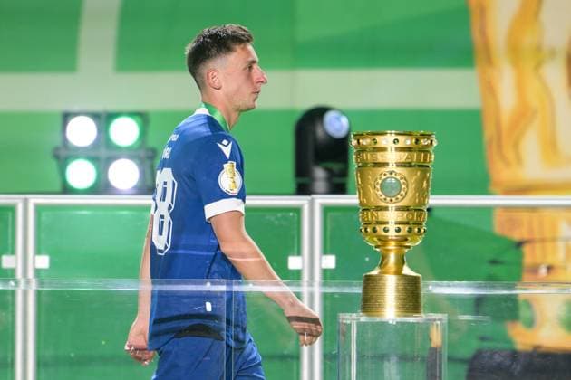 Fußball, DFB Pokal Finale, 20250524, DSC Arminia Bielefeld - VfB Stuttgart. Im Bild Marius WÖRL (Bielefeld, 38) geht am Pokal vorbei Siegerehrung. Berlin Olympiastadion Brandenburg Deutschland Copyright: Passion2Press MarkusxFischerx