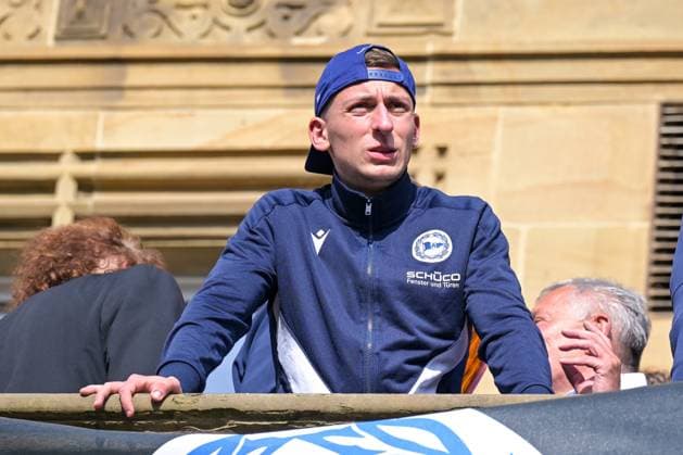 25.05.2025, Fussball, Meisterfeier 3.Liga, Saison 2024 2025, DSC Arminia Bielefeld feiert die Meisterschaft in der 3. Liga und den Aufstieg in die 2. Liga auf dem Balkon des Bielefelder Rathauses. Marius Wörl (DSC Arminia Bielefeld) xRHR-FOTO TKx Copyright: RHR-FOTOx RHR-FOTO TK