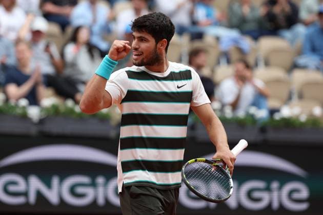 ROLAND GARROS 2025 Thierry Larret MAXPPP - PARIS (75) 26 05 2025 Thierry Larret Maxppp. Tennis. Roland Garros 2025. Internationaux de France de tennis. Stade Roland Garros, Paris (75). Le 26 mai. Court Suzanne Lenglen : Giulo-ZEPPIERI (ITA) vs Carlos ALCARAZ (ESP) PARIS (75) STADE ROLAND GARROS PARIS ILE DE FRANCE FRANCE  Copyright: xMAXPPPxThierryxLarretx TLR202505268011 TLR202505268011